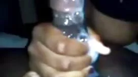 رجل مع الديك تقديم ض ...