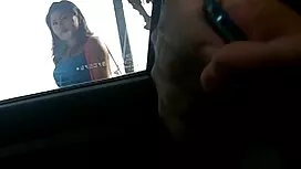امرأة سمراء جميلة في ...