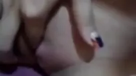 امرأة شابة مع مضخة ا ...