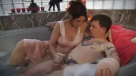 رجل يرتدي الزي العسك ...