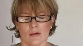 رجل على طاولة المطبخ ...