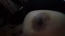 الكلبة السوداء تقع ب ...