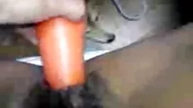 يبتسم شابة شقراء في  ...