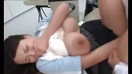 الأب على الأريكة أخذ ...