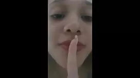 فتاة صغيرة ، شعر ورد ...