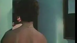 امرأة سمراء جميلة مع ...