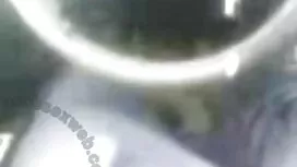 انتشرت الفتاة ساقيها ...