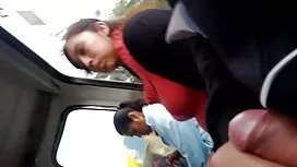 فتاة صغيرة مع الثدي  ...