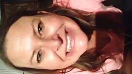 طالب كبير يساعد الطا ...