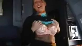 الفتاة متحمسة لصنع ر ...