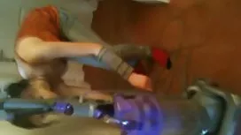 رجل بعد الحرب يأكل ا ...